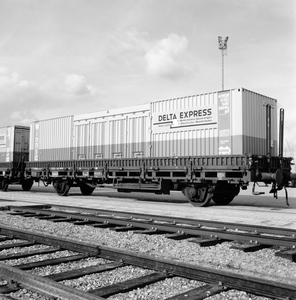 171683 Afbeelding van het vervoer van containers met de Delta Express (Intercontainer van de N.S. en de Deutsche ...